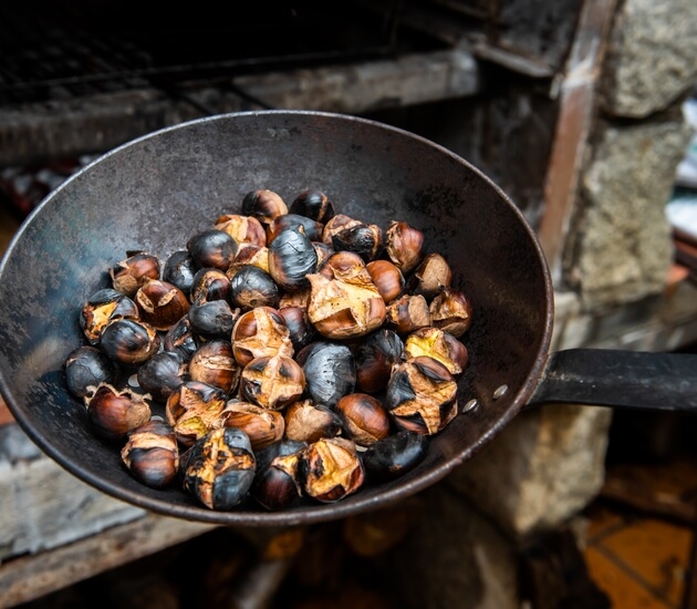 Pan organic chestnuts grilled
